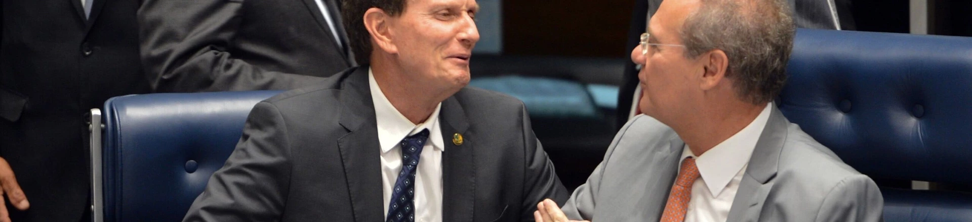Brasília - O senador Marcelo Crivella e o presidente do Senado, Renan Calheiros, durante sessão plenária onde os senadores voltaram a discutir o PLS 131/2015, que muda a participação da Petrobras no pré-sal (Fabio Rodrigues Pozzebom/Agência Brasil) Brasília - O senador Marcelo Crivella e o presidente do Senado, Renan Calheiros, durante sessão plenária onde os senadores voltaram a discutir o PLS 131/2015, que muda a participação da Petrobras no pré-sal (Fabio Rodrigues Pozzebom/Agência Brasil)
