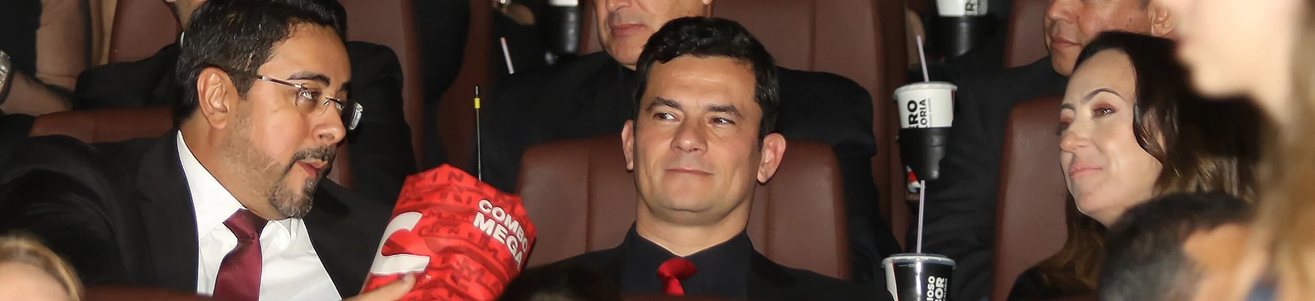 CURITIBA, PR, 28.08.2017: FILME-LANÇAMENTO - Os juízes federais Sérgio Moro e Marcelo Bretas acompanham sessão de gala do filme "Polícia Federal - A Lei é Para Todos", sobre a Operação Lava Jato, em Curitiba. (Foto: Theo Marques/Folhapress) CURITIBA, PR, 28.08.2017: FILME-LANÇAMENTO - Os juízes federais Sérgio Moro e Marcelo Bretas acompanham sessão de gala do filme "Polícia Federal - A Lei é Para Todos", sobre a Operação Lava Jato, em Curitiba. (Foto: Theo Marques/Folhapress)