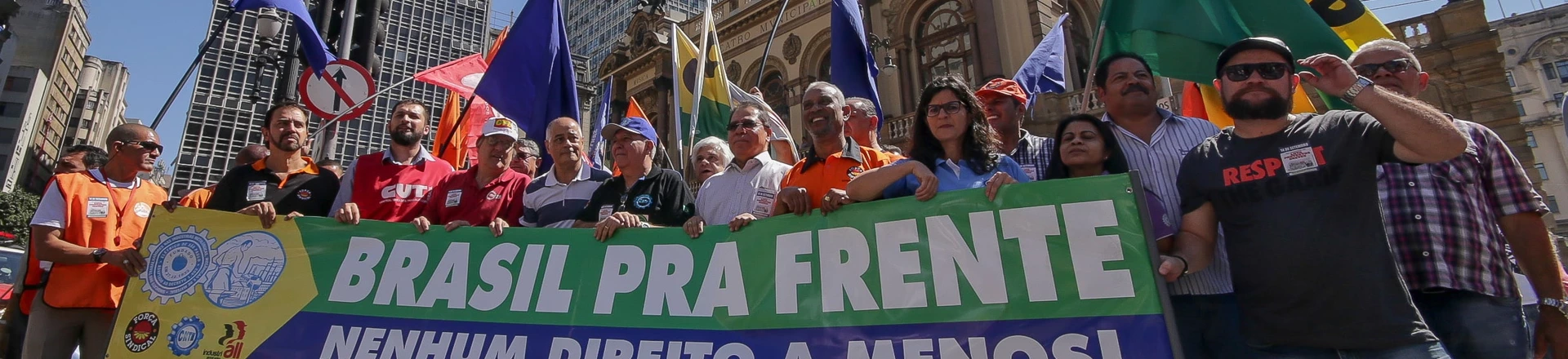 SÃO PAULO, SP, 10.09.2017: REFORMA-PROTESTOS - Centrais sindicais juntas em protesto contra a reforma Trabalhista e previdenciária propostas pelo governo de Michel Temer, em frente ao Theadro Municipal, no centro da capital paulista, nesta manhã de quinta feira, 14. (Foto: Dario Oliveira/Folhapress) SÃO PAULO, SP, 10.09.2017: REFORMA-PROTESTOS - Centrais sindicais juntas em protesto contra a reforma Trabalhista e previdenciária propostas pelo governo de Michel Temer, em frente ao Theadro Municipal, no centro da capital paulista, nesta manhã de quinta feira, 14. (Foto: Dario Oliveira/Folhapress)