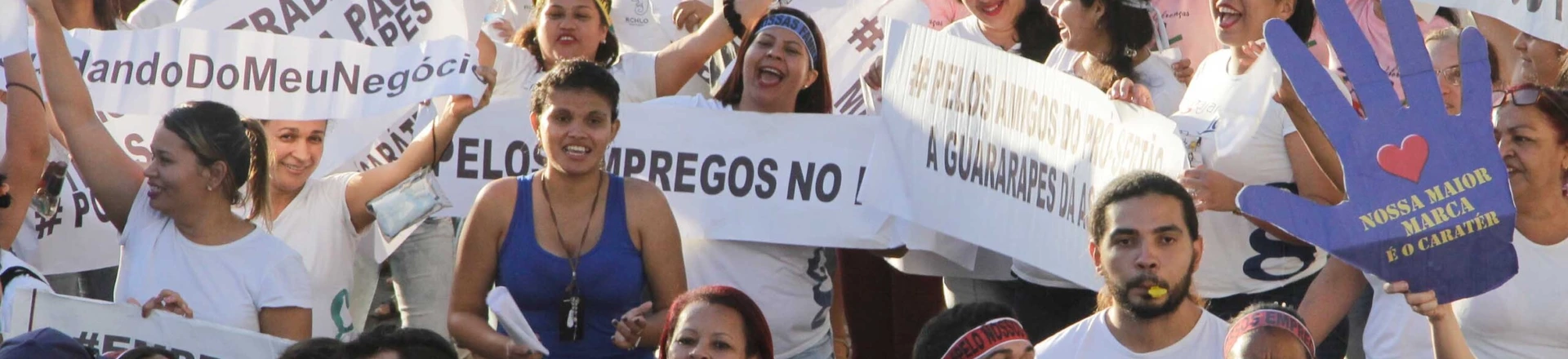NATAL, RN, 21.09.2017: PROTESTO-RN - O grupo Movimento Brasil Livre (MBL), organização não governamental de ativismo político, convocou uma manifestação em Natal na tarde desta quinta-feira (21), em frente à sede do Ministério Público do Trabalho (MPT). A manifestação tem por objetivo mostrar apoio à empresa Guararapes, do empresário Flávio Rocha, controladora das lojas Riachuelo. (Foto: Nuno Guimarães/FramePhoto/Folhapress) NATAL, RN, 21.09.2017: PROTESTO-RN - O grupo Movimento Brasil Livre (MBL), organização não governamental de ativismo político, convocou uma manifestação em Natal na tarde desta quinta-feira (21), em frente à sede do Ministério Público do Trabalho (MPT). A manifestação tem por objetivo mostrar apoio à empresa Guararapes, do empresário Flávio Rocha, controladora das lojas Riachuelo. (Foto: Nuno Guimarães/FramePhoto/Folhapress)