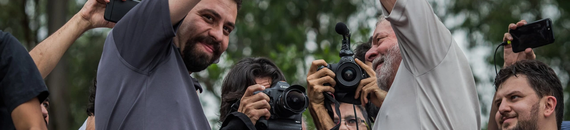 SÃO BERNARDO DO CAMPO, SP, 21.10.2017: LULA-SP - O ex-presidente Lula visita a ocupação Povo Sem Medo, do MTST (Movimento dos Trabalhadores Sem-Teto), em São Bernardo do Campo. Na foto, Lula e o líder do movimento, Guilherme Boulos. (Foto: Bruno Santos/Folhapress) SÃO BERNARDO DO CAMPO, SP, 21.10.2017: LULA-SP - O ex-presidente Lula visita a ocupação Povo Sem Medo, do MTST (Movimento dos Trabalhadores Sem-Teto), em São Bernardo do Campo. Na foto, Lula e o líder do movimento, Guilherme Boulos. (Foto: Bruno Santos/Folhapress)