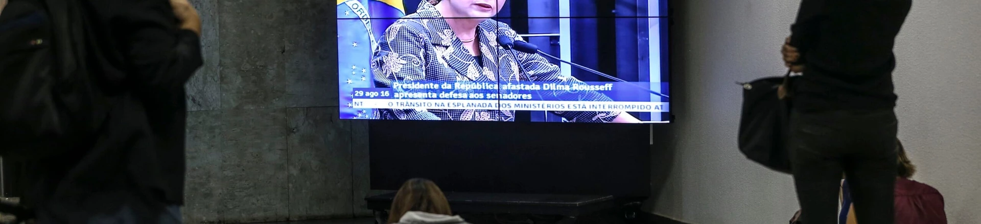 Brasília - Jornalistas acompanham a presidenta afastada Dilma Rousseff fazer sua defesa diante dos Senadores durante sessão de julgamento do impeachment. (Antonio Cruz/Agência Brasil) Brasília - Jornalistas acompanham a presidenta afastada Dilma Rousseff fazer sua defesa diante dos Senadores durante sessão de julgamento do impeachment. (Antonio Cruz/Agência Brasil)
