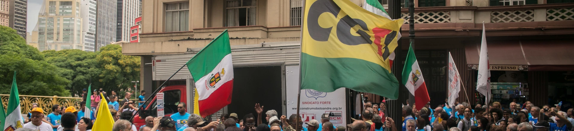 SÃO PAULO, SP - 09.11.2017: MANIFESTAÇÃO EM FRENTE O INSS EM SP - Manifestantes aposentados reuniram se em frente ao prédio do INSS no Viaduto do Chá na tarde desta quinta-feira (09), em um ato contra a reforma da previdência, houve gritos de honra e durante o ato o assessor do superintendente do INSS conversou com os protestantes. (Foto: Tom Vieira Freitas /Fotoarena/Folhapress) ORG XMIT: 1423776 SÃO PAULO, SP - 09.11.2017: MANIFESTAÇÃO EM FRENTE O INSS EM SP - Manifestantes aposentados reuniram se em frente ao prédio do INSS no Viaduto do Chá na tarde desta quinta-feira (09), em um ato contra a reforma da previdência, houve gritos de honra e durante o ato o assessor do superintendente do INSS conversou com os protestantes. (Foto: Tom Vieira Freitas /Fotoarena/Folhapress) ORG XMIT: 1423776