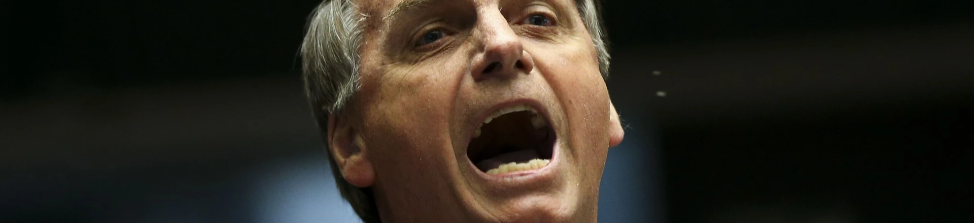 Brasília - O deputado Jair Bolsonaro discute com a deputada Maria do Rosário durante comissão geral, no plenário da Câmara dos Deputados, que discute a violência contra mulheres e meninas, a cultura do estupro, o enfrentamento à impunidade e políticas públicas de prevenção, proteção e atendimento às vítimas no Brasil. (Foto: Marcelo Camargo/Agência Brasil) Brasília - O deputado Jair Bolsonaro discute com a deputada Maria do Rosário durante comissão geral, no plenário da Câmara dos Deputados, que discute a violência contra mulheres e meninas, a cultura do estupro, o enfrentamento à impunidade e políticas públicas de prevenção, proteção e atendimento às vítimas no Brasil. (Foto: Marcelo Camargo/Agência Brasil)