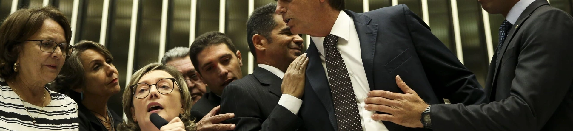 Brasília - O deputado Jair Bolsonaro discute com a deputada Maria do Rosário durante comissão geral, no plenário da Câmara dos Deputados, que discute a violência contra mulheres e meninas, a cultura do estupro, o enfrentamento à impunidade e políticas públicas de prevenção, proteção e atendimento às vítimas no Brasil (Marcelo Camargo/Agência Brasil) Brasília - O deputado Jair Bolsonaro discute com a deputada Maria do Rosário durante comissão geral, no plenário da Câmara dos Deputados, que discute a violência contra mulheres e meninas, a cultura do estupro, o enfrentamento à impunidade e políticas públicas de prevenção, proteção e atendimento às vítimas no Brasil (Marcelo Camargo/Agência Brasil)