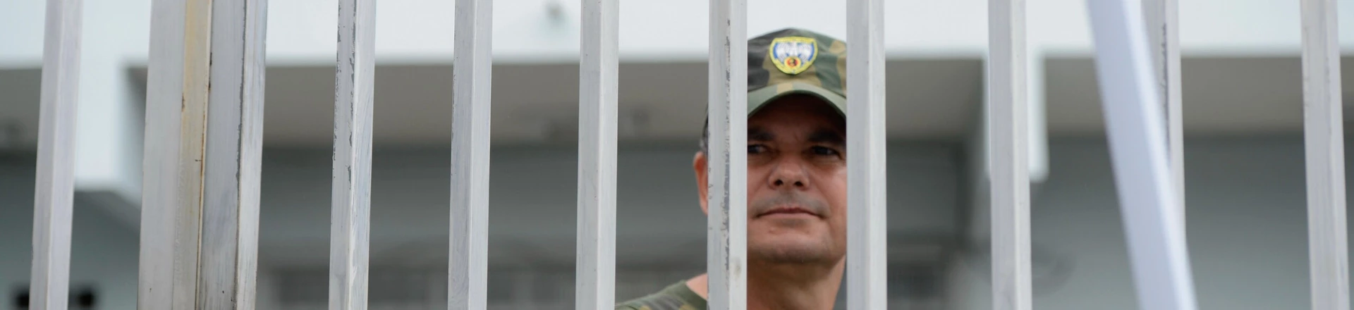 Vitória (ES) - Mulheres e familiares de policiais continuam acampadas na porta dos Batalhões da Polícia Militar de Vitória. (Tânia Rêgo/Agência Brasil) Vitória (ES) - Mulheres e familiares de policiais continuam acampadas na porta dos Batalhões da Polícia Militar de Vitória. (Tânia Rêgo/Agência Brasil)