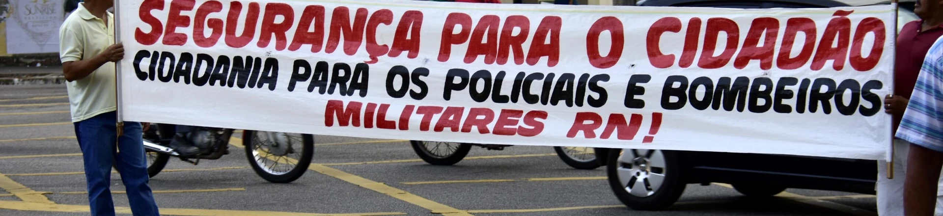 NATAL, RN, 22.12.2017: PROTESTO-RN - Esposas e parentes de policiais protestam em Natal (RN), nesta sexta-feira (22), exigindo salários em dia e dignidade aos profissionais da área. (Foto: Pedro Vitorino Junior/Photo Press/Folhapress) NATAL, RN, 22.12.2017: PROTESTO-RN - Esposas e parentes de policiais protestam em Natal (RN), nesta sexta-feira (22), exigindo salários em dia e dignidade aos profissionais da área. (Foto: Pedro Vitorino Junior/Photo Press/Folhapress)