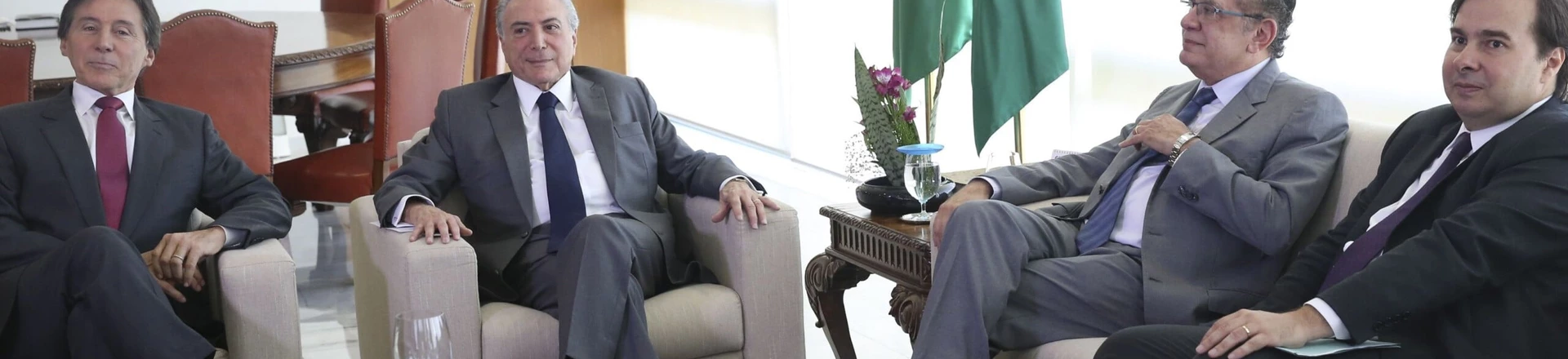 Brasília - O Presidente Michel Temer recebe, no Palácio do Planalto, o ministro Gilmar Mendes, presidente do TSE, Eunício Oliveira, presidente do Senado Federal, e Rodrigo Maia, presidente da Câmara dos Deputados (Antonio Cruz/Agência Brasil) Brasília - O Presidente Michel Temer recebe, no Palácio do Planalto, o ministro Gilmar Mendes, presidente do TSE, Eunício Oliveira, presidente do Senado Federal, e Rodrigo Maia, presidente da Câmara dos Deputados (Antonio Cruz/Agência Brasil)