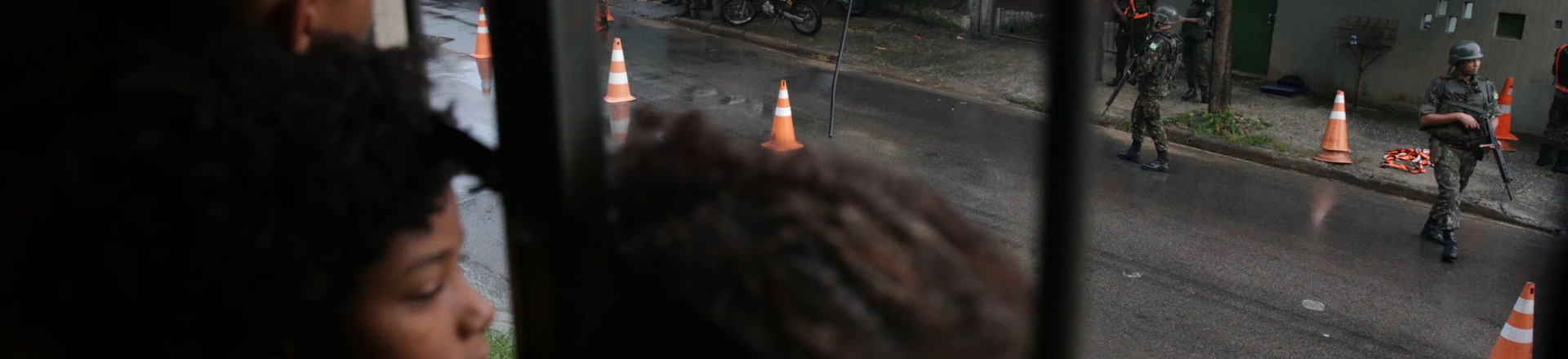 RIO DE JANEIRO, RJ, BRASIL, 19.02.2018: SEGURANÇA-RIO - Movimentação dos militares do REI (Regimento Escola de Infantaria) em Anchieta. Dezenas de caminhões, tanques e veículos blindados do Exército deixaram no final da tarde de segunda (19) diversos batalhões em Deodoro, zona oeste do Rio de Janeiro (RJ). Em um comboio de cerca de um quilômetro, centenas de militares, muitos deles com rostos cobertos por balaclavas, ocuparam as entradas do complexo do Chapadão, na zona norte, uma das regiões mais violentas da capital. A operação é a primeira desde que o presidente Michel Temer anunciou a intervenção na segurança pública do Rio na última sexta-feira (16). (Foto: Danilo Verpa/Folhapress) RIO DE JANEIRO, RJ, BRASIL, 19.02.2018: SEGURANÇA-RIO - Movimentação dos militares do REI (Regimento Escola de Infantaria) em Anchieta. Dezenas de caminhões, tanques e veículos blindados do Exército deixaram no final da tarde de segunda (19) diversos batalhões em Deodoro, zona oeste do Rio de Janeiro (RJ). Em um comboio de cerca de um quilômetro, centenas de militares, muitos deles com rostos cobertos por balaclavas, ocuparam as entradas do complexo do Chapadão, na zona norte, uma das regiões mais violentas da capital. A operação é a primeira desde que o presidente Michel Temer anunciou a intervenção na segurança pública do Rio na última sexta-feira (16). (Foto: Danilo Verpa/Folhapress)