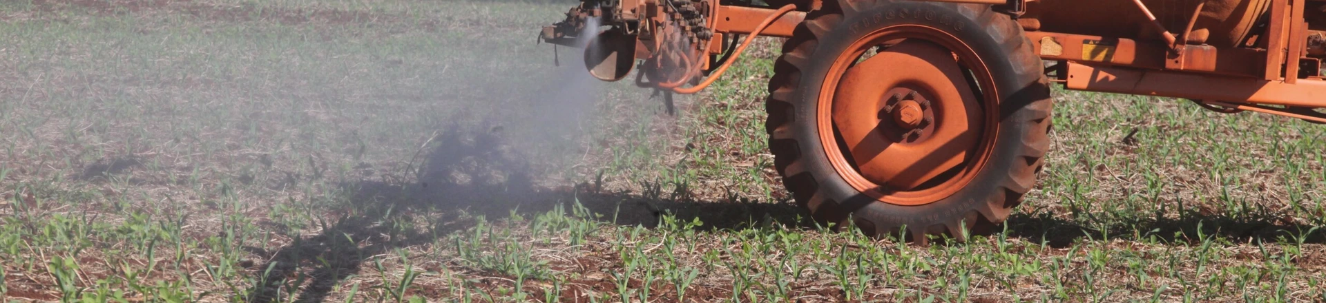 CAMPO MOURÃO, PR - 17.03.2018: AGRICULTORES PULVERIZAM LAVOURAS NO PR - Produtores rurais de Campo Mourão, na Região Centro-Oeste do Paraná, iniciaram as aplicações de agrotóxicos nas plantações de milho safrinha para combater pragas que atacam as lavouras. Na foto, agricultor faz aplicação de agrotóxico para combater pragas na lavoura de milho safrinha em propriedade rural, em Campo Mourão. (Foto: Dirceu Portugal /Fotoarena/Folhapress) ORG XMIT: 1500226 CAMPO MOURÃO, PR - 17.03.2018: AGRICULTORES PULVERIZAM LAVOURAS NO PR - Produtores rurais de Campo Mourão, na Região Centro-Oeste do Paraná, iniciaram as aplicações de agrotóxicos nas plantações de milho safrinha para combater pragas que atacam as lavouras. Na foto, agricultor faz aplicação de agrotóxico para combater pragas na lavoura de milho safrinha em propriedade rural, em Campo Mourão. (Foto: Dirceu Portugal /Fotoarena/Folhapress) ORG XMIT: 1500226