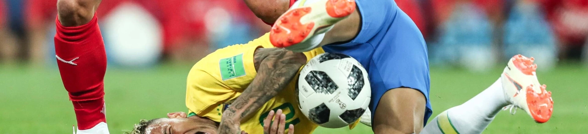 Neymar deveria aprender a lição de Guardiola: quem segura demais a bola dá mole para botinudo Neymar deveria aprender a lição de Guardiola: quem segura demais a bola dá mole para botinudo