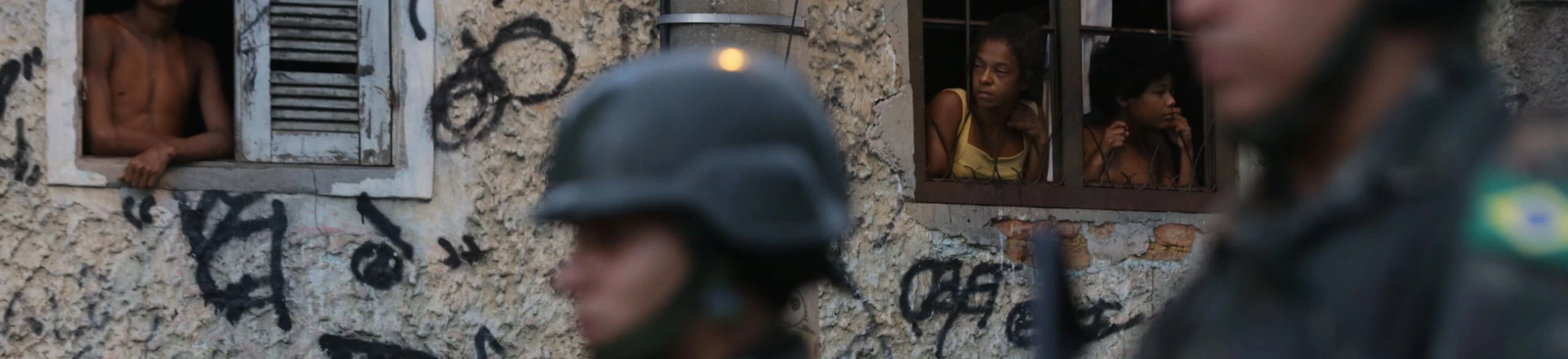 Tropas do Exército passam pelo bairro de Anchieta, na zona norte do Rio de Janeiro, durante intervenção federal de 2018 no RJ. Tropas do Exército passam pelo bairro de Anchieta, na zona norte do Rio de Janeiro, durante intervenção federal de 2018 no RJ.