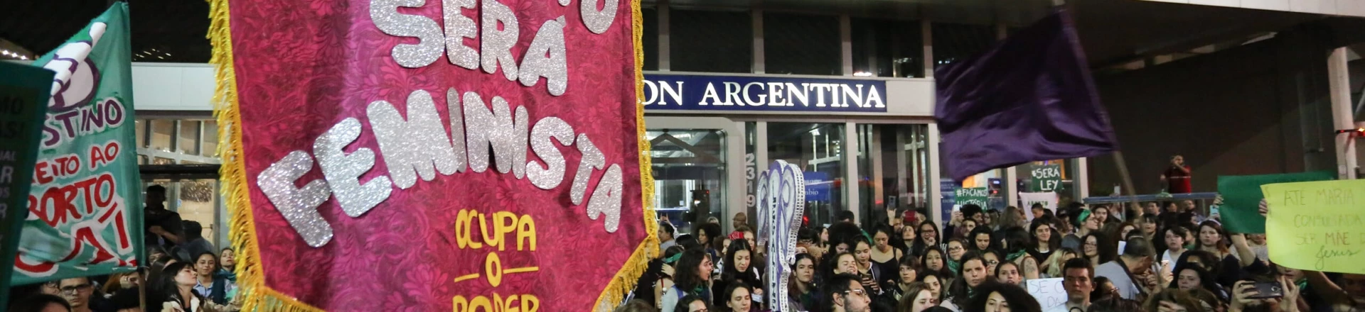 SÃO PAULO, SP, 08.08.2018: PROTESTO-ABORTO-SP - Mulheres de diversos movimentos sociais participam de um protesto à favor da legalização do aborto na frente do consulado da Argentina, na avenida Paulista, região central de São Paulo, nesta quarta-feira, 08. O grupo luta pela legalização do aborto e o controle da escolha de decidir sobre o destino do próprio corpo. (Foto: Fábio Vieira/FotoRua/Folhapress) SÃO PAULO, SP, 08.08.2018: PROTESTO-ABORTO-SP - Mulheres de diversos movimentos sociais participam de um protesto à favor da legalização do aborto na frente do consulado da Argentina, na avenida Paulista, região central de São Paulo, nesta quarta-feira, 08. O grupo luta pela legalização do aborto e o controle da escolha de decidir sobre o destino do próprio corpo. (Foto: Fábio Vieira/FotoRua/Folhapress)