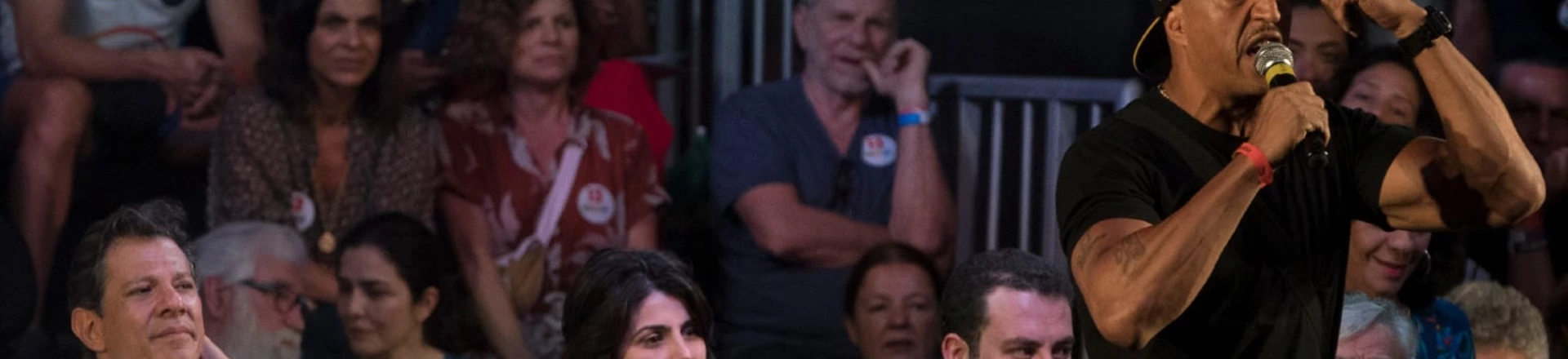 Durante o último comício de Haddad no Rio de Janeiro, Mano Brown subiu no palco a contragosto, disse não gostar do clima de festa e acabou vaiado. Um sinal claro de que quem estava ali ou não conhecia, ou havia se esquecido de tudo que ele cantou nas últimas décadas. Durante o último comício de Haddad no Rio de Janeiro, Mano Brown subiu no palco a contragosto, disse não gostar do clima de festa e acabou vaiado. Um sinal claro de que quem estava ali ou não conhecia, ou havia se esquecido de tudo que ele cantou nas últimas décadas.