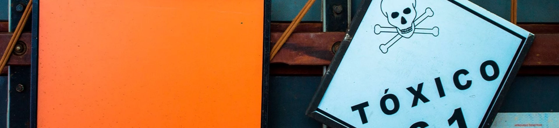 Placas na traseira de caminhão indicam transporte de produtos químicos (laranja) e de produto tóxico, em carga de defensivos agrícolas (agrotóxico), em Orlândia, SP. Placas na traseira de caminhão indicam transporte de produtos químicos (laranja) e de produto tóxico, em carga de defensivos agrícolas (agrotóxico), em Orlândia, SP.