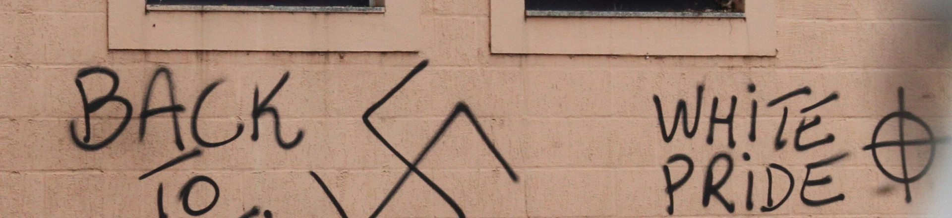 Pichações nazistas e ameaças xenofóbicas contra haitianos apareceram nesta semana em dois lugares próximos ao Parque Portugal, na Lagoa do Taquaral, em Campinas. Elas estão em uma casa particular ao lado do Largo do Café e também em um poste de luz no entorno da lagoa. Pichações nazistas e ameaças xenofóbicas contra haitianos apareceram nesta semana em dois lugares próximos ao Parque Portugal, na Lagoa do Taquaral, em Campinas. Elas estão em uma casa particular ao lado do Largo do Café e também em um poste de luz no entorno da lagoa.