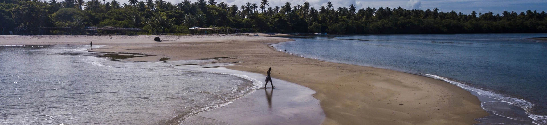 Construção luxuosa vai ser levantada dentro de uma Área de Proteção Ambiental e próxima de uma comunidade pesqueira tradicional. Construção luxuosa vai ser levantada dentro de uma Área de Proteção Ambiental e próxima de uma comunidade pesqueira tradicional.