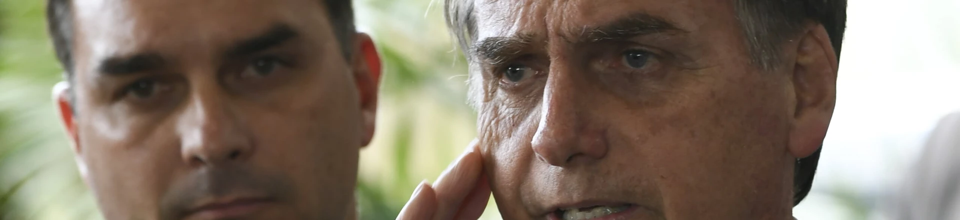 BRASÍLIA, DF, 27.11.2018 - JAIR-BOLSONARO - O presidente eleito, Jair Bolsonaro, acompanhado do filho Flavio Bolsonaro, senador eleito pelo PSL-RJ, nesta terça feira, 27, durante entrevista realizada na sede do governo de transição, no CCBB (Centro Cultural Banco do Brasil). (Foto: Mateus Bonomi/Agif/Folhapress) BRASÍLIA, DF, 27.11.2018 - JAIR-BOLSONARO - O presidente eleito, Jair Bolsonaro, acompanhado do filho Flavio Bolsonaro, senador eleito pelo PSL-RJ, nesta terça feira, 27, durante entrevista realizada na sede do governo de transição, no CCBB (Centro Cultural Banco do Brasil). (Foto: Mateus Bonomi/Agif/Folhapress)