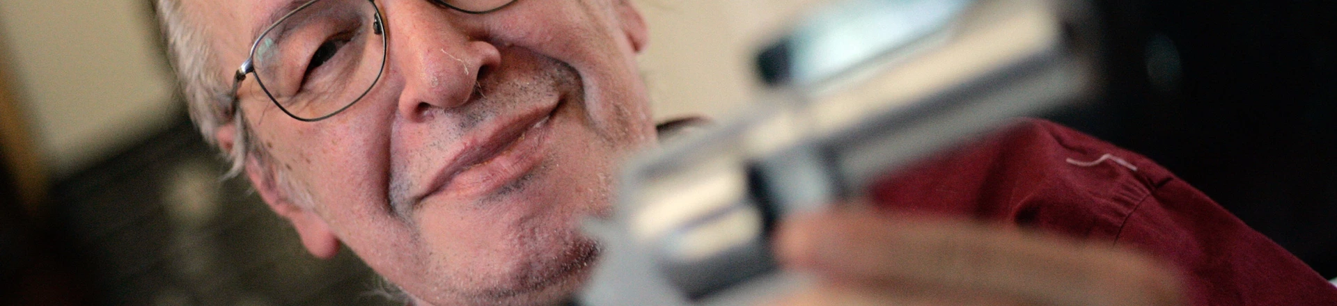 RICHMOND, EUA, 06.10.2017 - O escritor, conferencista, ensaísta, jornalista e filósofo brasileiro, Olavo de Carvalho. Ele é um dos principais representantes do conservadorismo brasileiro. Olavo é autor da trilogia de livros ?A Nova Era e a Revolução Cultural? (1994), ?O Jardim das Aflições? (1995) e ?O Imbecil Coletivo? (1996). Já foi astrólogo, escreveu para jornais e hoje ministra aulas de filosofia online. (Foto: Vivi Zanatta/Folhapress) RICHMOND, EUA, 06.10.2017 - O escritor, conferencista, ensaísta, jornalista e filósofo brasileiro, Olavo de Carvalho. Ele é um dos principais representantes do conservadorismo brasileiro. Olavo é autor da trilogia de livros ?A Nova Era e a Revolução Cultural? (1994), ?O Jardim das Aflições? (1995) e ?O Imbecil Coletivo? (1996). Já foi astrólogo, escreveu para jornais e hoje ministra aulas de filosofia online. (Foto: Vivi Zanatta/Folhapress)