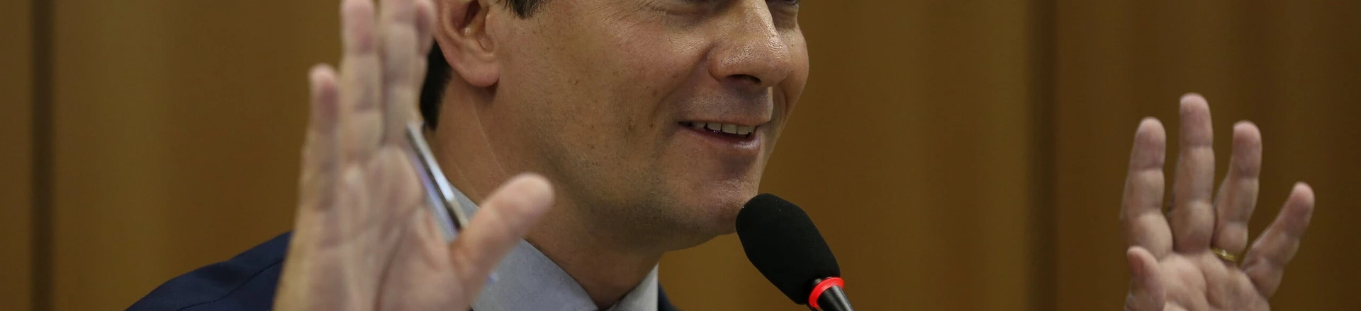 O ministro da Justiça, Sergio Moro, parece ter se rendido ao radicalismo do chefe ao apresentar projeto de lei anticrimes. O ministro da Justiça, Sergio Moro, parece ter se rendido ao radicalismo do chefe ao apresentar projeto de lei anticrimes.