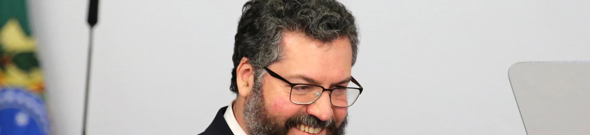 BRASÍLIA,DF,25.03.2019:BOLSONARO-LEILÃO-TRANSMISSÃO-ENERGIA-ELÉTRICA - Ministro das Relações Exteriores, Ernesto Araújo durante a Cerimônia de Assinatura dos Contratos de Concessão do Leilão de Transmissão de Energia Elétrica no Palácio do Planalto em Brasília (DF), nesta segunda-feira (25). (Foto: Fátima Meira/Futura Press/Folhapress) BRASÍLIA,DF,25.03.2019:BOLSONARO-LEILÃO-TRANSMISSÃO-ENERGIA-ELÉTRICA - Ministro das Relações Exteriores, Ernesto Araújo durante a Cerimônia de Assinatura dos Contratos de Concessão do Leilão de Transmissão de Energia Elétrica no Palácio do Planalto em Brasília (DF), nesta segunda-feira (25). (Foto: Fátima Meira/Futura Press/Folhapress)