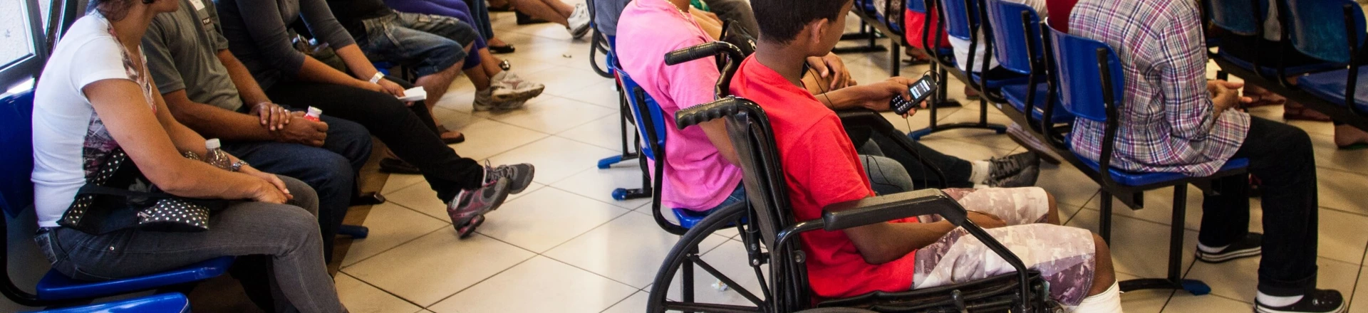 SÃO PAULO, SP, BRASIL, 14-10-2013: Pacientes esperam atendimento no Hospital Geral do Grajaú, em São Paulo (SP). Segundo atendentes do Hopital, existe uma fila de espera de no mÃnimo três horas para atendimento. (Foto: Bruno Poletti / Folhapress) SÃO PAULO, SP, BRASIL, 14-10-2013: Pacientes esperam atendimento no Hospital Geral do Grajaú, em São Paulo (SP). Segundo atendentes do Hopital, existe uma fila de espera de no mÃnimo três horas para atendimento. (Foto: Bruno Poletti / Folhapress)