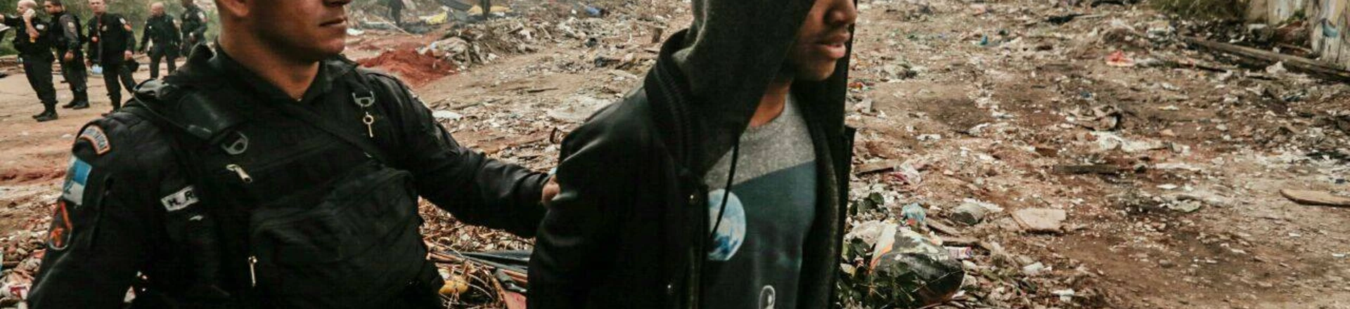 Jornalistas do Voz da Comunidade são presos e agredidos pela Polícia Militar por fazer jornalismo Jornalistas do Voz da Comunidade são presos e agredidos pela Polícia Militar por fazer jornalismo