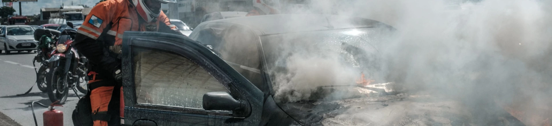 Bombeiro apaga incêndio em carro acidentado na Avenida Brasil, no Rio de Janeiro, em 2017. Bombeiro apaga incêndio em carro acidentado na Avenida Brasil, no Rio de Janeiro, em 2017.