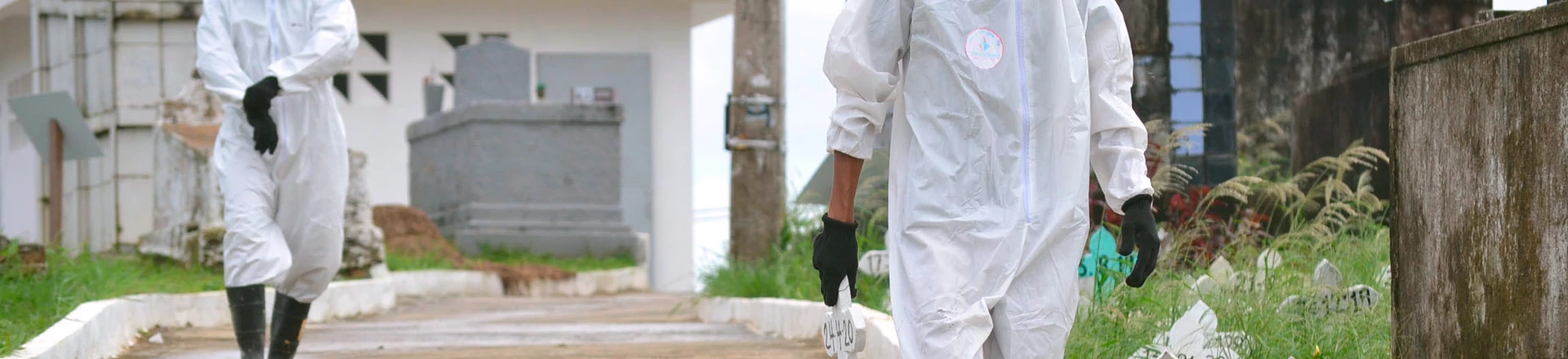 Enterro de vítima da Covid-19 em Salvador (BA), no Cemitério Municipal de Plataforma. Coveiros utilizam roupa de proteção para não se contaminarem. Enterro de vítima da Covid-19 em Salvador (BA), no Cemitério Municipal de Plataforma. Coveiros utilizam roupa de proteção para não se contaminarem.