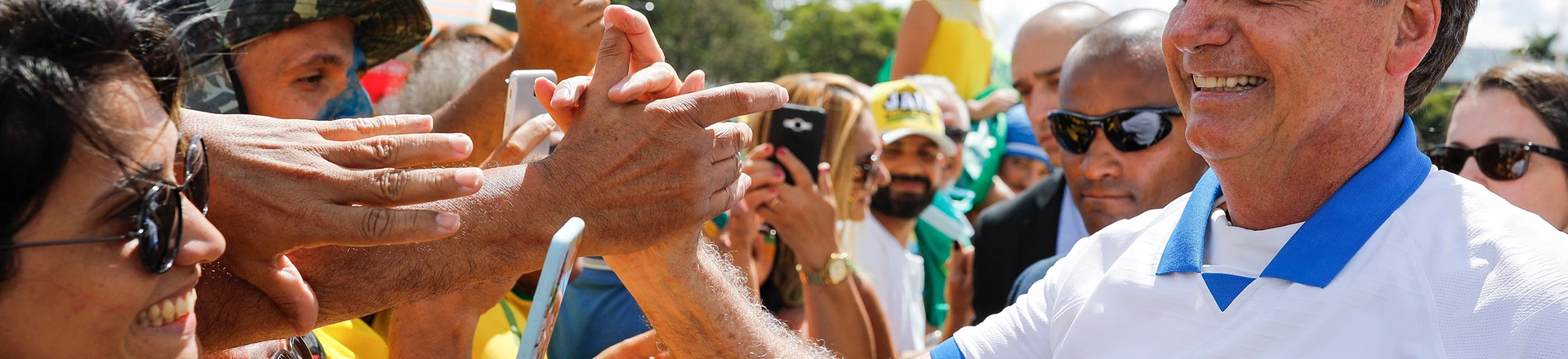O presidente Jair Bolsonaro cumprimenta os apoiadores que se reuniram em frente ao Palácio do Planalto no domingo, dia 15 de março. O presidente Jair Bolsonaro cumprimenta os apoiadores que se reuniram em frente ao Palácio do Planalto no domingo, dia 15 de março.