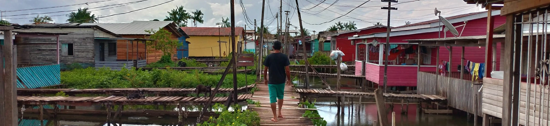 MACAPA, AMAPA, 11-11-2020 - Ponte da rua 10, no bairro de Congós, em Macapá. Em uma única ponte, vivem entre 200 e 300 famílias. Congós tem 24 pontes, chamadas áreas de ressaca, com casas de madeira erguidas sobre a água parada de um lago. ( Foto: Vinicius Sassine/Folhapress ) MACAPA, AMAPA, 11-11-2020 - Ponte da rua 10, no bairro de Congós, em Macapá. Em uma única ponte, vivem entre 200 e 300 famílias. Congós tem 24 pontes, chamadas áreas de ressaca, com casas de madeira erguidas sobre a água parada de um lago. ( Foto: Vinicius Sassine/Folhapress )