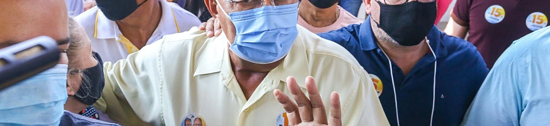 TERESINA, PI, 29.11.2020 - ELEIÇÕES-2020-PI -O candidato a prefeito de Teresina Dr. Pessoa (MDB) vota na Escola Municipal Antilhon Ribeiro Sales, no bairro Lourival Parente, na zona sul de Teresina, neste domingo (29). (Foto: Roberta Aline/Folhapress) TERESINA, PI, 29.11.2020 - ELEIÇÕES-2020-PI -O candidato a prefeito de Teresina Dr. Pessoa (MDB) vota na Escola Municipal Antilhon Ribeiro Sales, no bairro Lourival Parente, na zona sul de Teresina, neste domingo (29). (Foto: Roberta Aline/Folhapress)