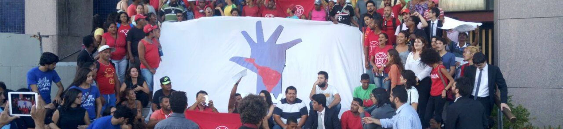 Movimento dos Trabalhadores Sem-Teto acusa PM de atirar contra manifestantes em Recife Movimento dos Trabalhadores Sem-Teto acusa PM de atirar contra manifestantes em Recife