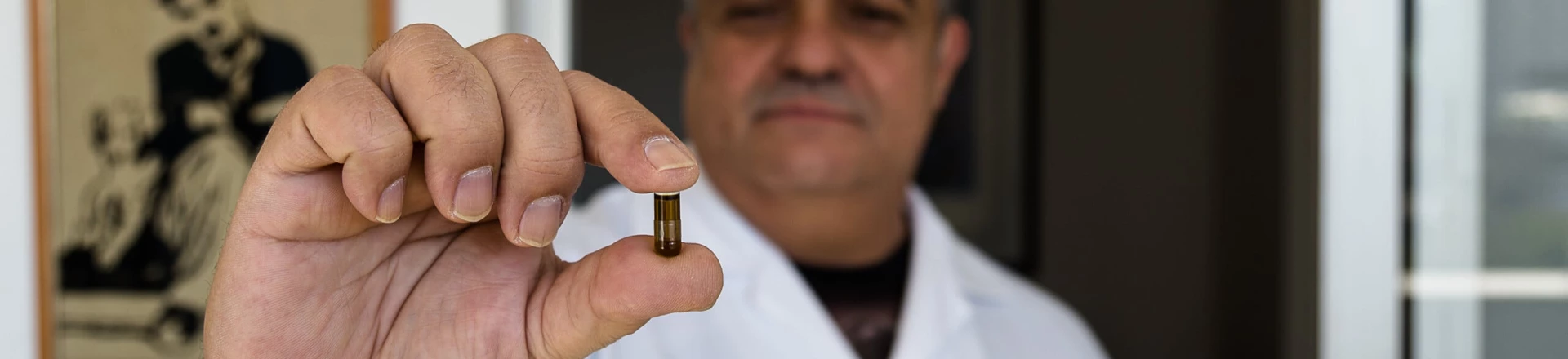 Médico Leandro Ramires mostra o canabidiol que usa no tratamento do filho. Médico Leandro Ramires mostra o canabidiol que usa no tratamento do filho.