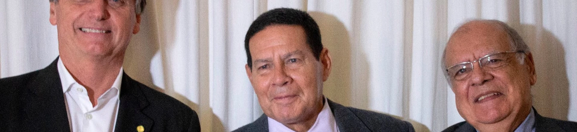 "Mourão é a estrela", diz o general Paulo Assis (à direita), ex-comandante do vice-presidente eleito e de Bolsonaro no Exército. "Mourão é a estrela", diz o general Paulo Assis (à direita), ex-comandante do vice-presidente eleito e de Bolsonaro no Exército.