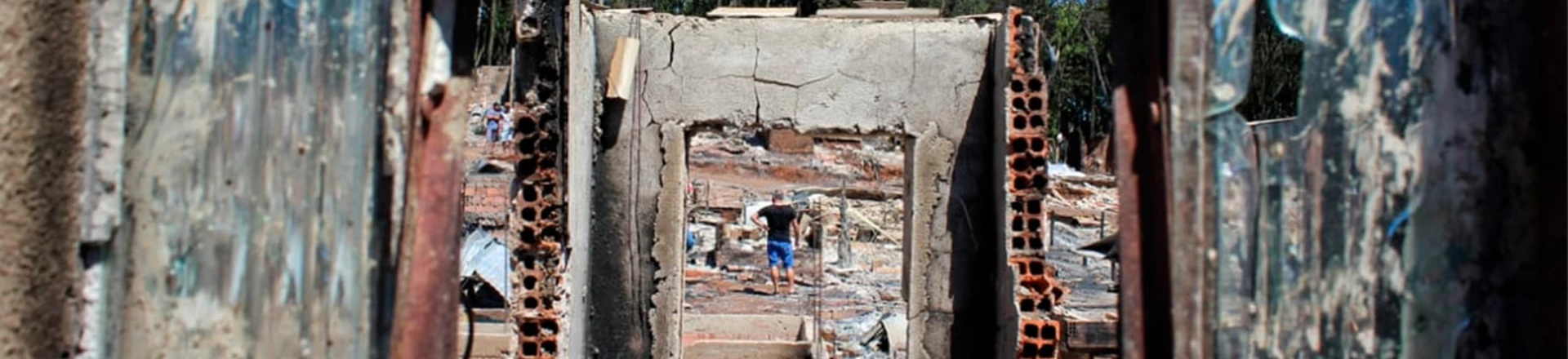 Homem caminha pelos escombros da 29 de março. Homem caminha pelos escombros da 29 de março.