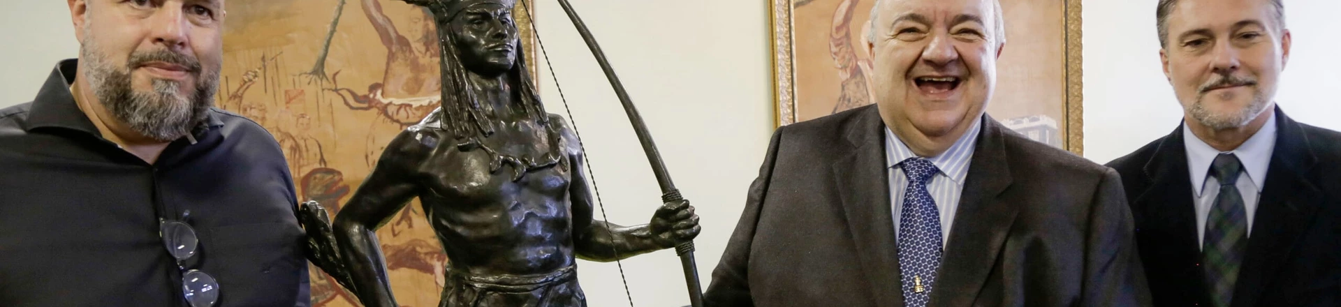 Rafael Greca no dia da assinatura da compra das esculturas de João Turin, em junho passado, entre Samuel Ferrari Lago (à esquerda) e Cesar Turin, descendente do artista. Rafael Greca no dia da assinatura da compra das esculturas de João Turin, em junho passado, entre Samuel Ferrari Lago (à esquerda) e Cesar Turin, descendente do artista.