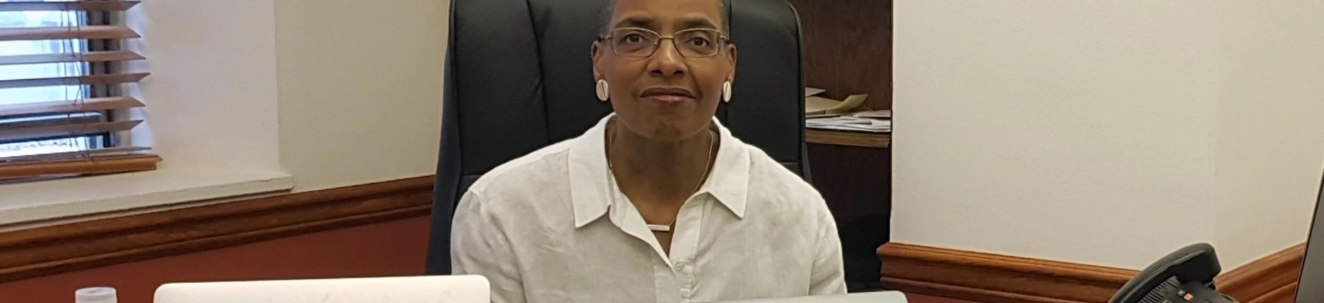 A reverenda Kelly Brown Douglas defende que, embora cada um tenha seus motivos para ir à igreja – ou sair dela –, o fato de muitos religiosos se aliarem a pessoas que defendem ideias claramente opostas às suas crenças e interpretações da Bíblia faz a igreja se afastar do seu papel enquanto instituição. A reverenda Kelly Brown Douglas defende que, embora cada um tenha seus motivos para ir à igreja – ou sair dela –, o fato de muitos religiosos se aliarem a pessoas que defendem ideias claramente opostas às suas crenças e interpretações da Bíblia faz a igreja se afastar do seu papel enquanto instituição.