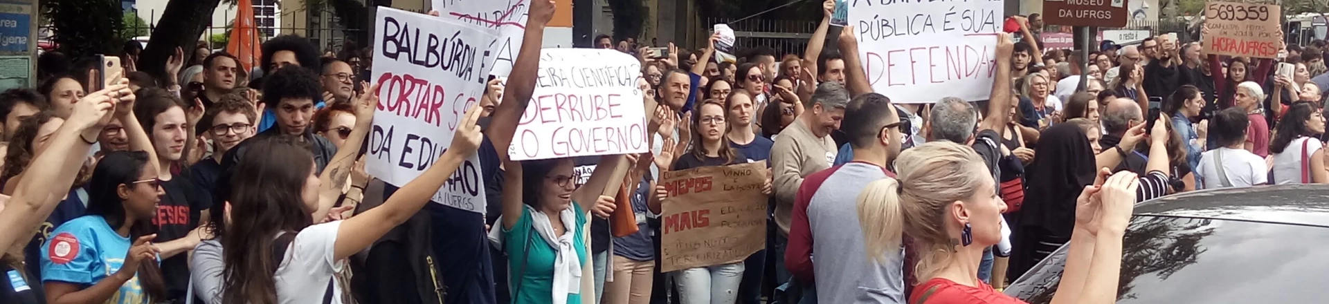 Estudantes protestando contra os cortes de verbas para educação, no dia 15 de maio em frente a Universidade Federal do Rio Grande do Sul, em Porto Alegre. Estudantes protestando contra os cortes de verbas para educação, no dia 15 de maio em frente a Universidade Federal do Rio Grande do Sul, em Porto Alegre.