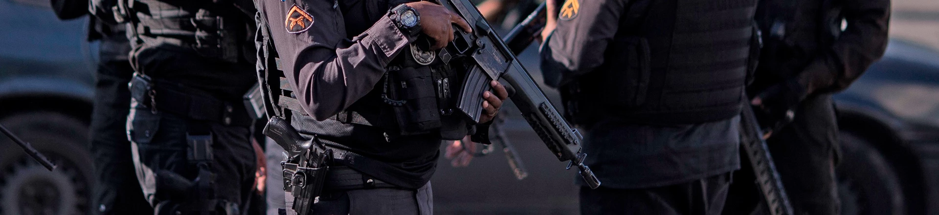 RIO DE JANEIRO, RJ, 24.05.2022: OPERAÇÃO VILA CRUZEIRO-RJ - Polícia reforça a segurança na rua do hospital Getúlio Vargas, na zona norte do Rio de Janeiro, nesta terça-feira (24). A Polícia Federal, Polícia Federal Rodoviária e Polícia Militar fizeram uma operação na comunidade. Ação resultou na morte de ao menos 10 pessoas. (Foto: Eduardo Anizelli/Folhapress) RIO DE JANEIRO, RJ, 24.05.2022: OPERAÇÃO VILA CRUZEIRO-RJ - Polícia reforça a segurança na rua do hospital Getúlio Vargas, na zona norte do Rio de Janeiro, nesta terça-feira (24). A Polícia Federal, Polícia Federal Rodoviária e Polícia Militar fizeram uma operação na comunidade. Ação resultou na morte de ao menos 10 pessoas. (Foto: Eduardo Anizelli/Folhapress)