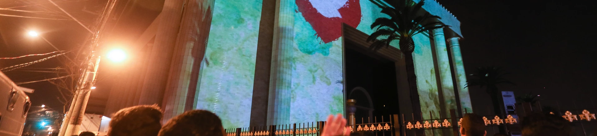 *EMBARGADA PARA USO EM INTERNET/OUT CAPA DIÁRIO DE SP* SÃO PAULO, SP - 31.07.2014: TEMPLO-SALOMÃO - Fiéis acompanham a cerimônia de inauguração do Templo de Salomão, erguido pela Igreja Universal do Reino de Deus, na região do Brás, centro da capital paulista, na tarde desta quinta-feira. (Foto: Julia Chequer/Folhapress) *EMBARGADA PARA USO EM INTERNET/OUT CAPA DIÁRIO DE SP* SÃO PAULO, SP - 31.07.2014: TEMPLO-SALOMÃO - Fiéis acompanham a cerimônia de inauguração do Templo de Salomão, erguido pela Igreja Universal do Reino de Deus, na região do Brás, centro da capital paulista, na tarde desta quinta-feira. (Foto: Julia Chequer/Folhapress)