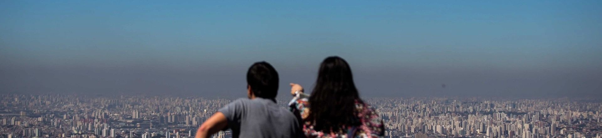 SÃO PAULO, SP, 07.08.2014: CLIMA/SP - Camada de poluição vista sobre a cidade de São Paulo, a partir do Pico do Jaraguá (zona oeste). Nesta quinta-feira (7), capital poderá ter clima comparável a dos grandes desertos do mundo. (Foto: Danilo Verpa/Folhapress) SÃO PAULO, SP, 07.08.2014: CLIMA/SP - Camada de poluição vista sobre a cidade de São Paulo, a partir do Pico do Jaraguá (zona oeste). Nesta quinta-feira (7), capital poderá ter clima comparável a dos grandes desertos do mundo. (Foto: Danilo Verpa/Folhapress)