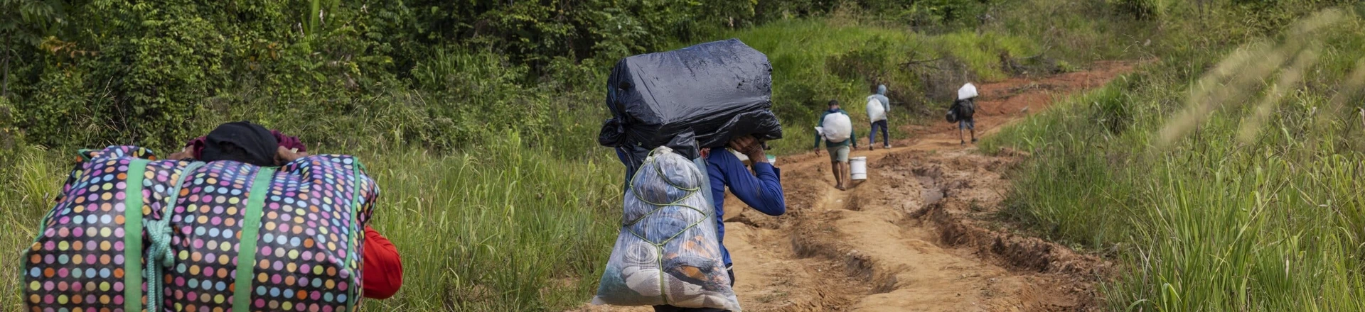 Garimpeiros deixam a Terra Indígena Yanomami próximos ao rio Uraricoera. Garimpeiros deixam a Terra Indígena Yanomami próximos ao rio Uraricoera.