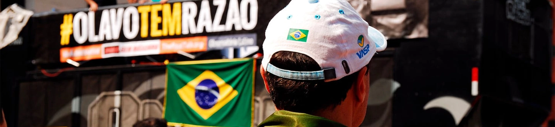 Durante os atos realizados pela nova direita, também é possível cruzar com faixas citando Olavo de Carvalho. Durante os atos realizados pela nova direita, também é possível cruzar com faixas citando Olavo de Carvalho.