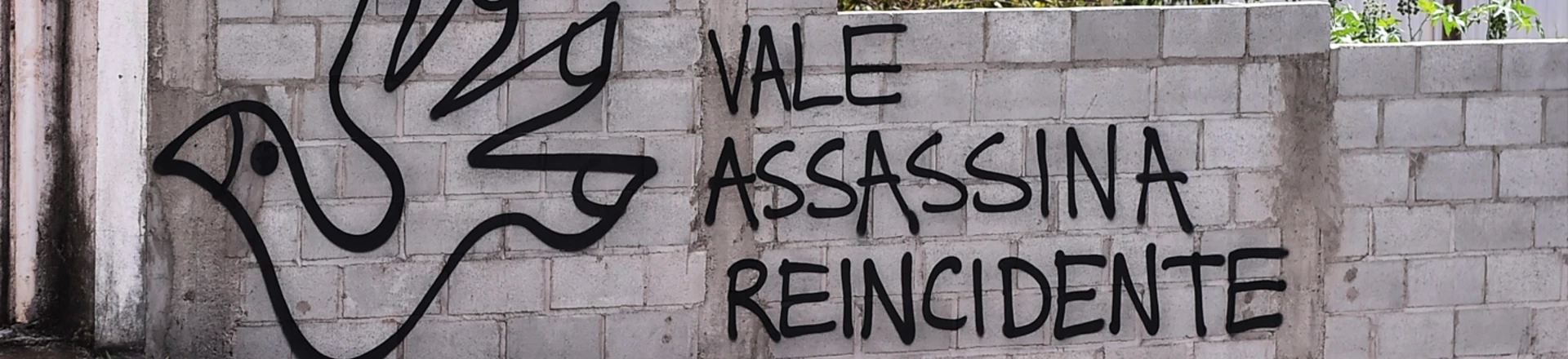 Em muro da capital Belo Horizonte, pichação faz referência ao rompimento da barragem de Mariana, que contaminou o Rio Doce em 2015. Em muro da capital Belo Horizonte, pichação faz referência ao rompimento da barragem de Mariana, que contaminou o Rio Doce em 2015.