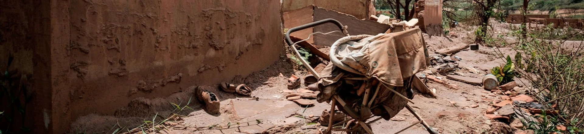 O deslizamento de 2015 deixou 19 mortos e espalhou rejeito de minério por 650 km de rios, até a foz do rio Doce. O deslizamento de 2015 deixou 19 mortos e espalhou rejeito de minério por 650 km de rios, até a foz do rio Doce.