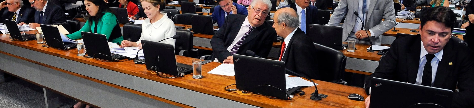 Com 10 senadores investigados na Lava Jato, comissão analisa projeto que pune abuso de autoridade Com 10 senadores investigados na Lava Jato, comissão analisa projeto que pune abuso de autoridade