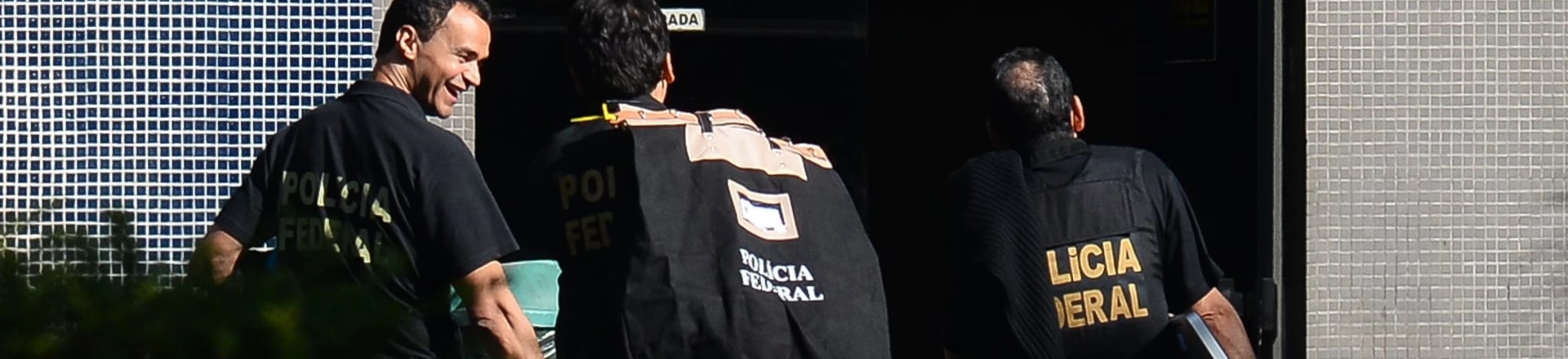 Brazilian Federal Police personnel raid the residence former Planning Minister Paulo Bernard in Brasilia, on June 23, 2016.
Bernardo, Minister of Planning during the government of President Lula Da Silva was arrested on the sidelines of the "Lava Jato" anti-corruption operation and police also raided the PT headquarters in Sao Paulo. / AFP / ANDRESSA ANHOLETE (Photo credit should read ANDRESSA ANHOLETE/AFP/Getty Images) Brazilian Federal Police personnel raid the residence former Planning Minister Paulo Bernard in Brasilia, on June 23, 2016.
Bernardo, Minister of Planning during the government of President Lula Da Silva was arrested on the sidelines of the "Lava Jato" anti-corruption operation and police also raided the PT headquarters in Sao Paulo. / AFP / ANDRESSA ANHOLETE (Photo credit should read ANDRESSA ANHOLETE/AFP/Getty Images)