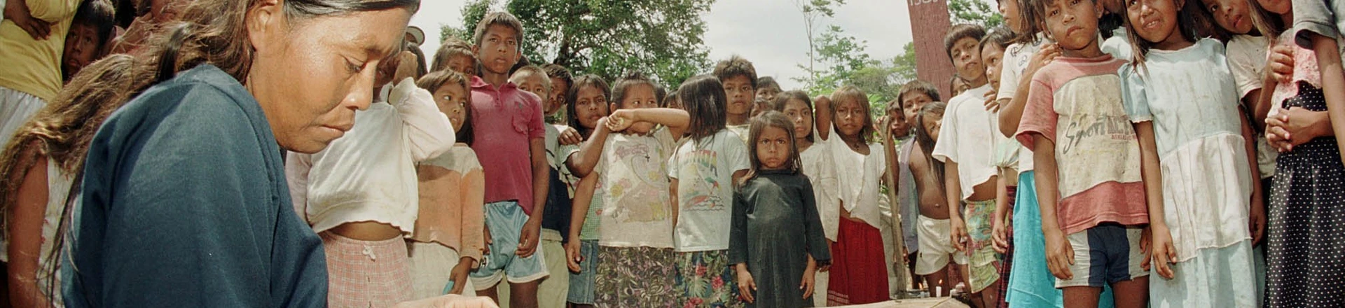 Religião: ticunas do Alto Solimões (AM), membros da Ordem de Santa Cruz, seita que proíbe rituais, durante velório do índio Juvenal Albino, que se suicidou, na aldeia Nova Itália. (Foto: Patrícia Santos/Folhapress) Religião: ticunas do Alto Solimões (AM), membros da Ordem de Santa Cruz, seita que proíbe rituais, durante velório do índio Juvenal Albino, que se suicidou, na aldeia Nova Itália. (Foto: Patrícia Santos/Folhapress)