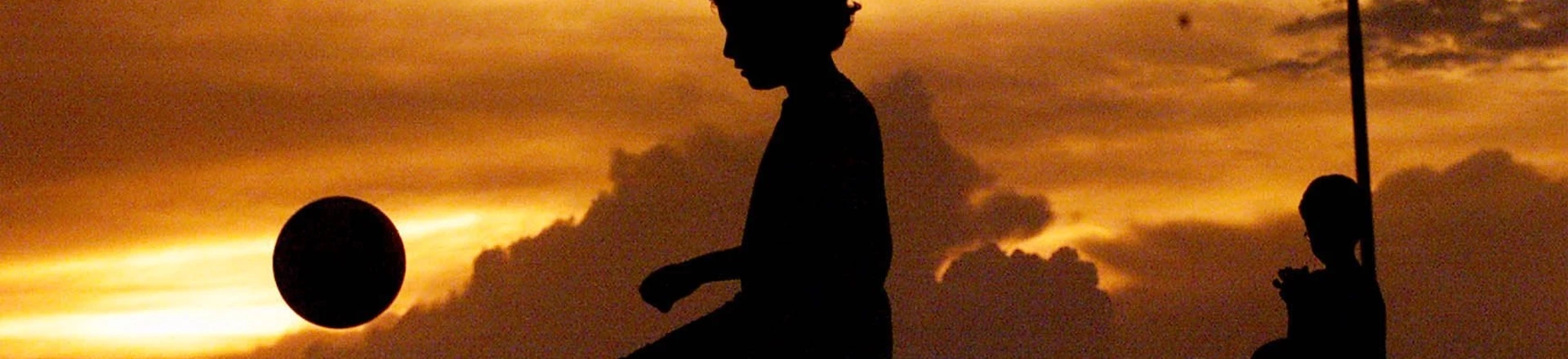 Garoto joga bola na praça Custódio F. Ferreira, a praça Pôr-do-sol, no Alto de Pinheiros, em São Paulo. Garoto joga bola na praça Custódio F. Ferreira, a praça Pôr-do-sol, no Alto de Pinheiros, em São Paulo.